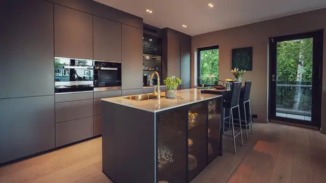 Kjøkken fra Fresh Interiør med spennende detaljer i sotete glassdører og nedfellbar sotet glass sjalusivegg