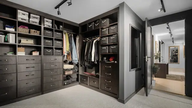Walk in closet