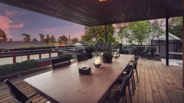 Overbyggede store terrasser med gulv og Afrikansk Sapelii på veggene gir et ekslusivt og varmt utrykk