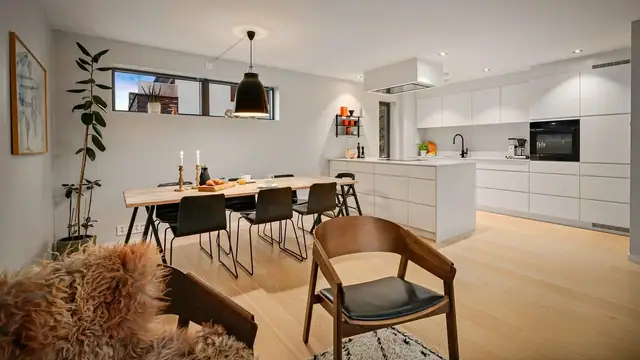 Lyst, stilrent og pent nordisk preg, gir familiær, god og romslig romfølelse.