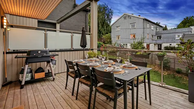 God plass til både grill og langbord på terrassen.