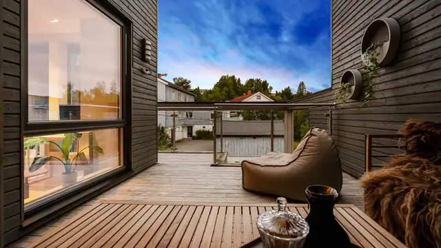 Skjermet uteplass i 3. etasje med god solforhold på ettermiddag og kveld.