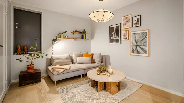Stuen har plass til sofa, tv, har direkte adkomst til bad og uteplass, samt mulighet for å innrede i tillegg med hjemmekontor.