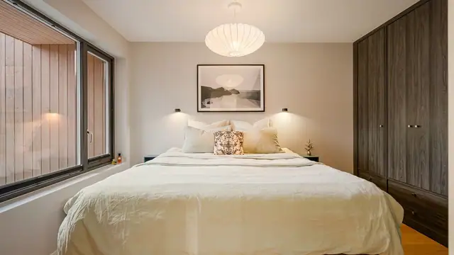 Hovedsoverom med god plass til dobbeltseng og garderobeskap.