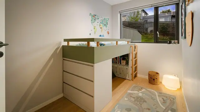 Barnerom med plass til lek og oppbevaring.