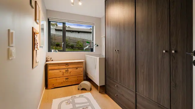Hyggelig soverom med plass til garderobe, skrivebord med mer!