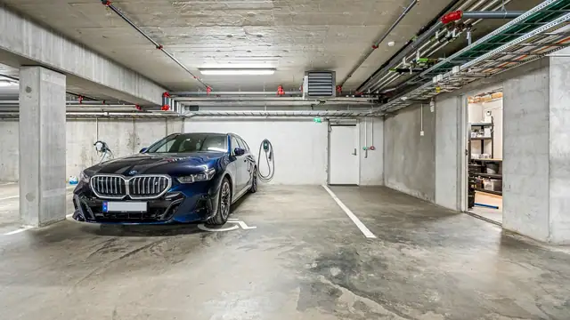 Én av garasjeplassene har nesten dobbel bredde, og ligger i umiddelbar tilknytning til bod på 11 kvadratmeter som har blitt oppgradert med ekstra belysning og rikelig med el uttak.