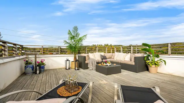 Nydelig takterrasse med god plass til sofagruppe og solsenger