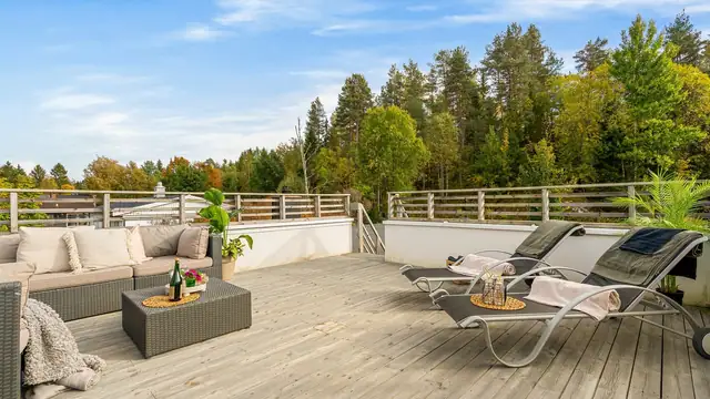Takterrassen gir en ekstra, privat uteplass - perfekt for lange sommerkvelder