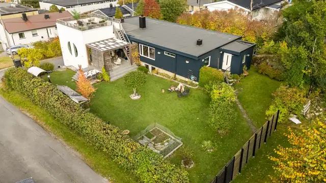 Romslig tomt på ca. 828 m² med opparbeidet hage og flere uteplasser