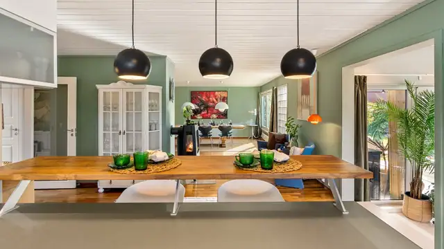 Stor spisestue i 2. etasje med plass til langbord - perfekt for middager med familie og venner