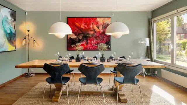 Spisestuen har plass til et stort spisebord - ideelt for selskaper