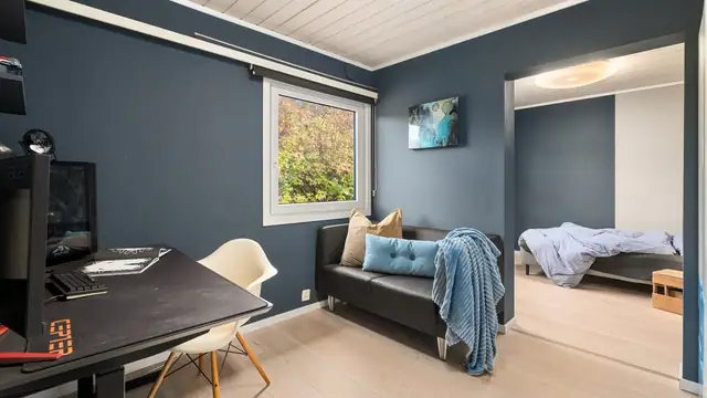 Romslig soverom i 2. etasje med plass til både seng og sittegruppe