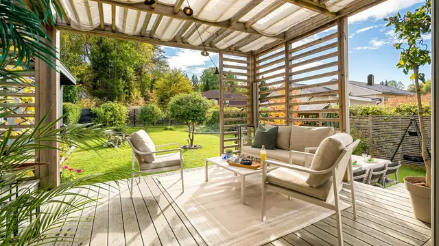 Delikat overbygd terrasse med pergola - perfekt for sommerkvelder, også når været skifter