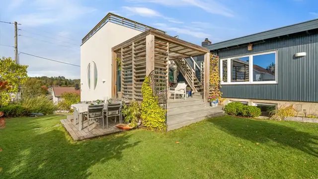 Arkitektonisk bolig med romslige og gjennomtenkte uteområder
